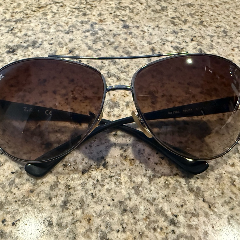 Ray-Ban Aviator Sunglasses - Black and Gray